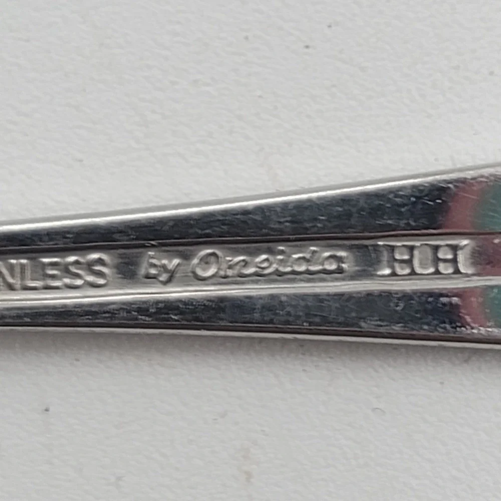 31pc VTG Oneida Rose Pendant Stainless Flatware Set Knives Forks Spoons Floral